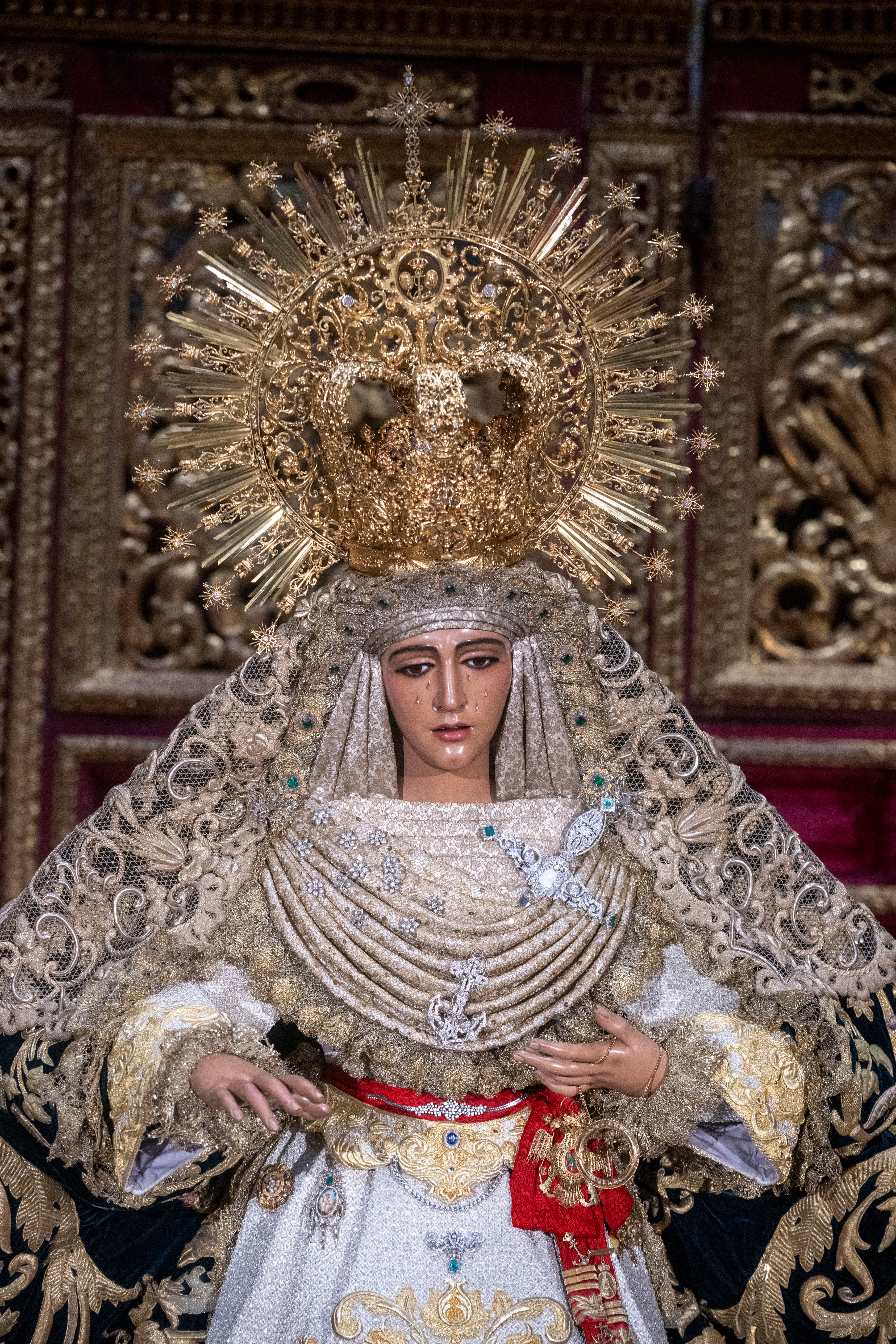 El besamanos extraordinario de la Esperanza de Triana en la Catedral de Sevilla