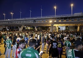 Los cambios en el plan de movilidad colapsaron ayer los accesos a la Cartuja para el partido del Betis