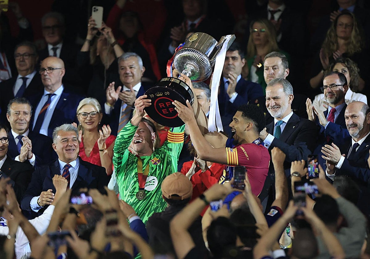 Los capitanes del Barcelona Ter Stegen y Ronald Araujo levantan la última Copa del Rey en el estadio de la Cartuja