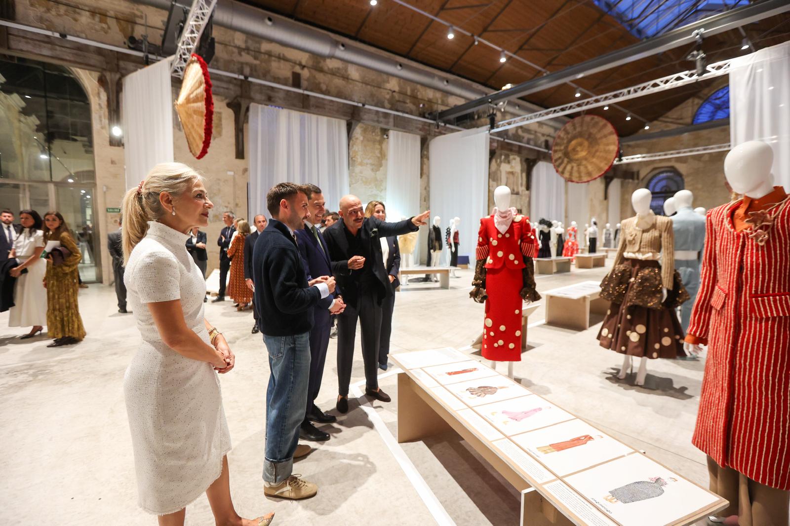 El comisario, Raúl Romero, enseñando las obras