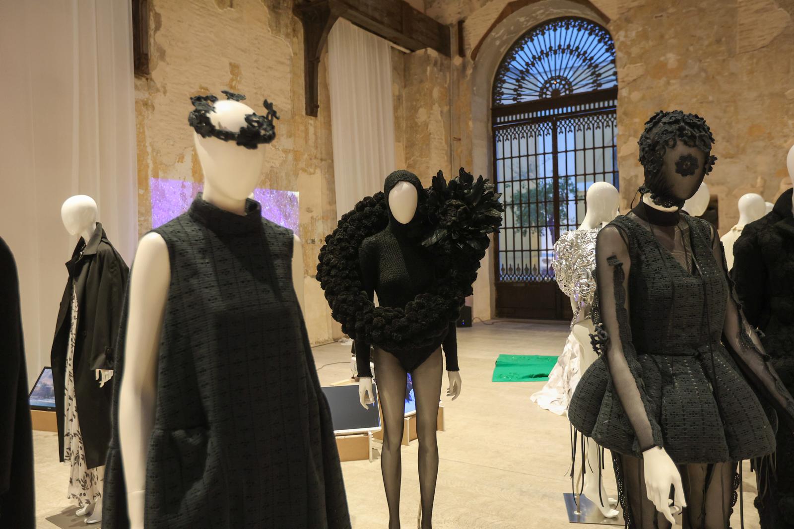 Las naves de Artillería se han llenado del talento de dieciocho diseñadores andaluces procedentes de las ocho provincias