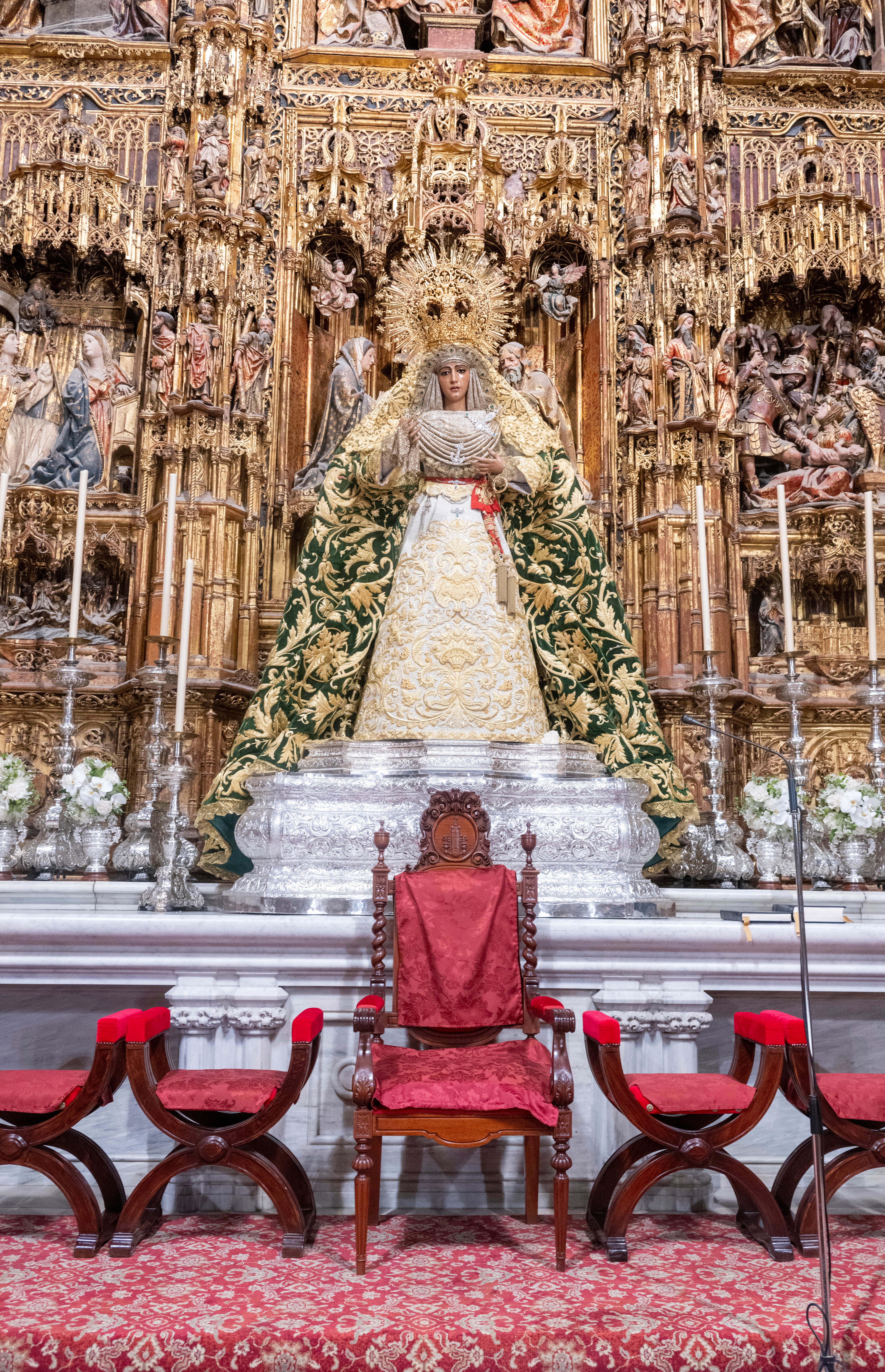 La Esperanza en el retablo mayor de la Catedral