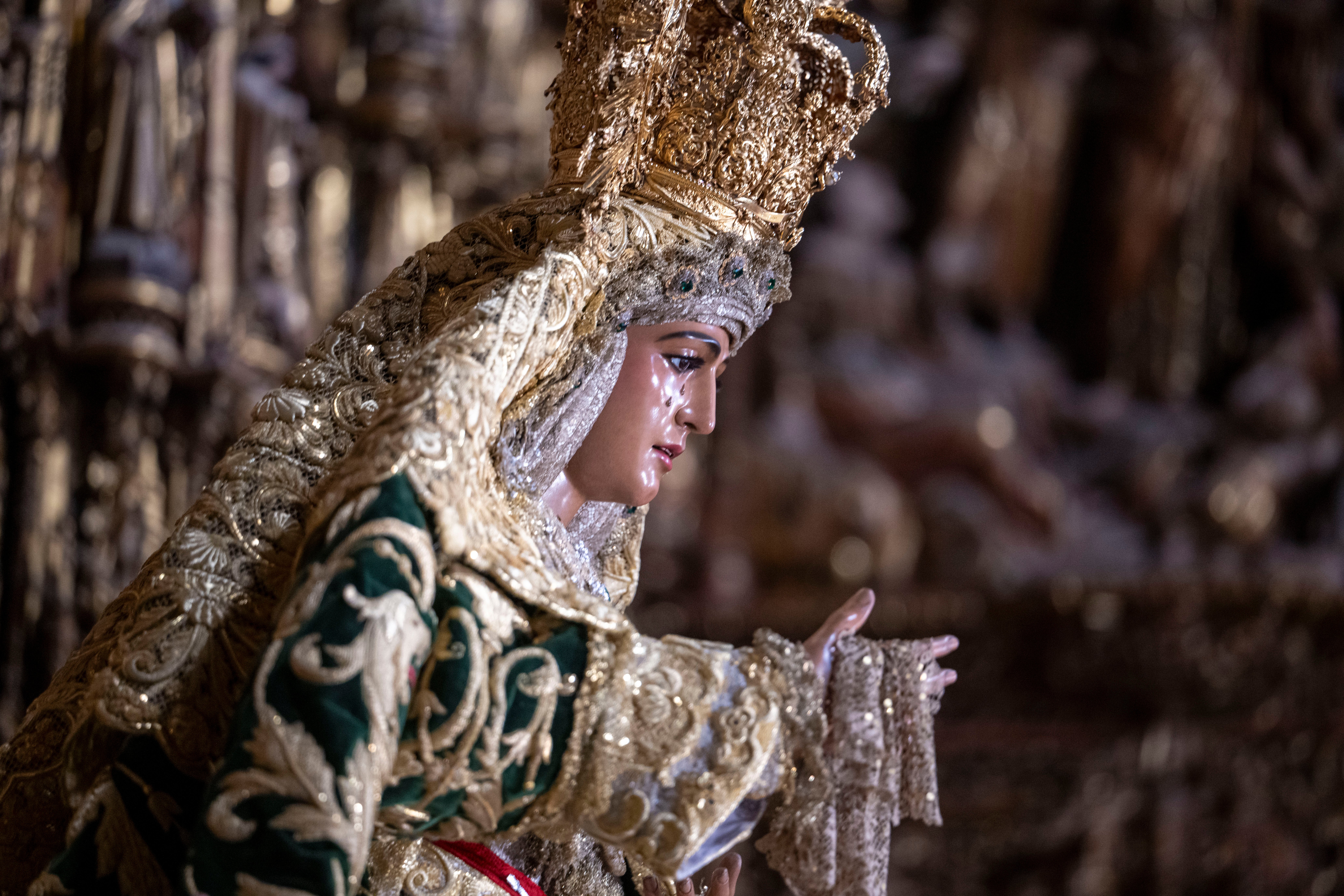 La Esperanza en el retablo mayor de la Catedral