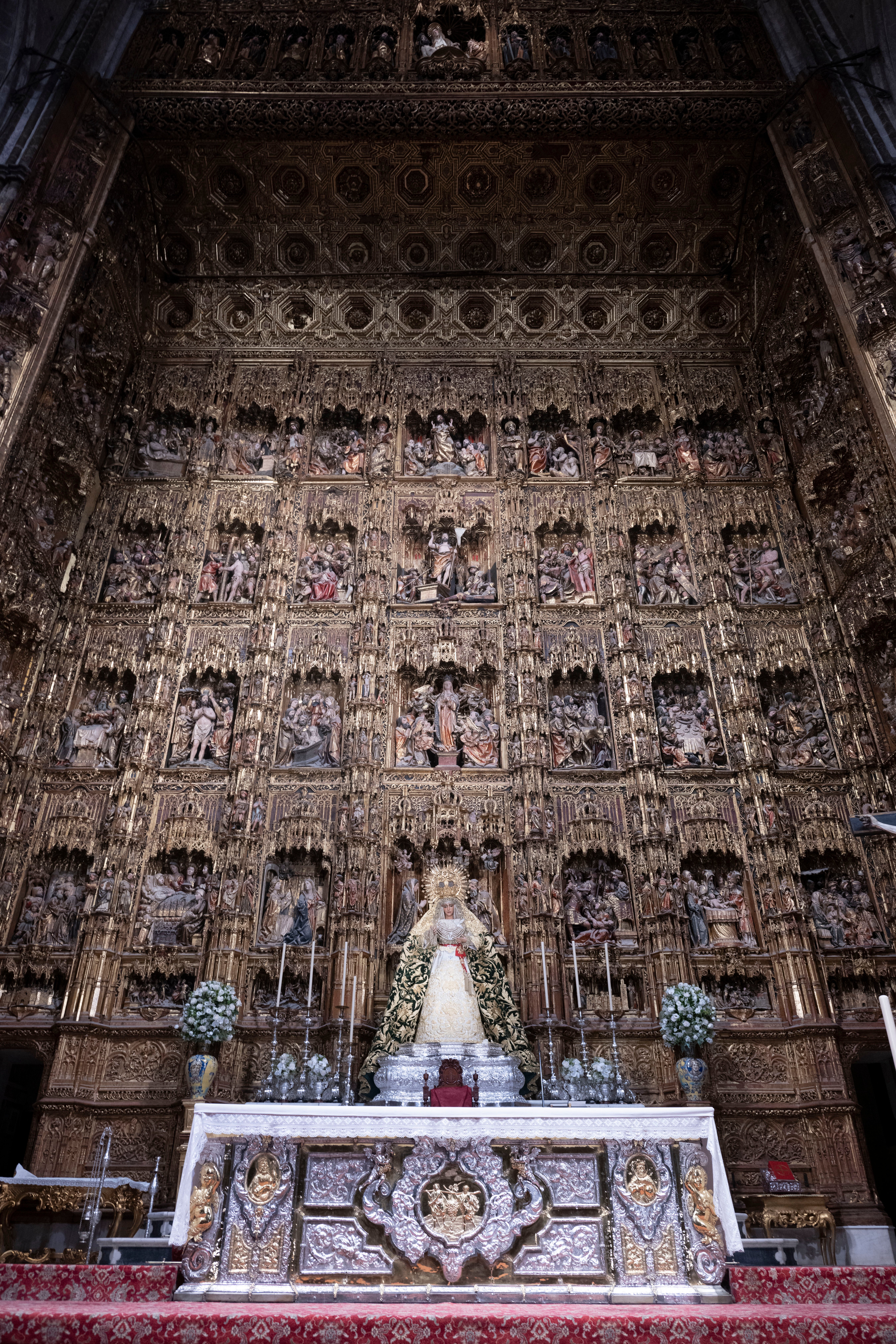La Esperanza en el retablo mayor de la Catedral