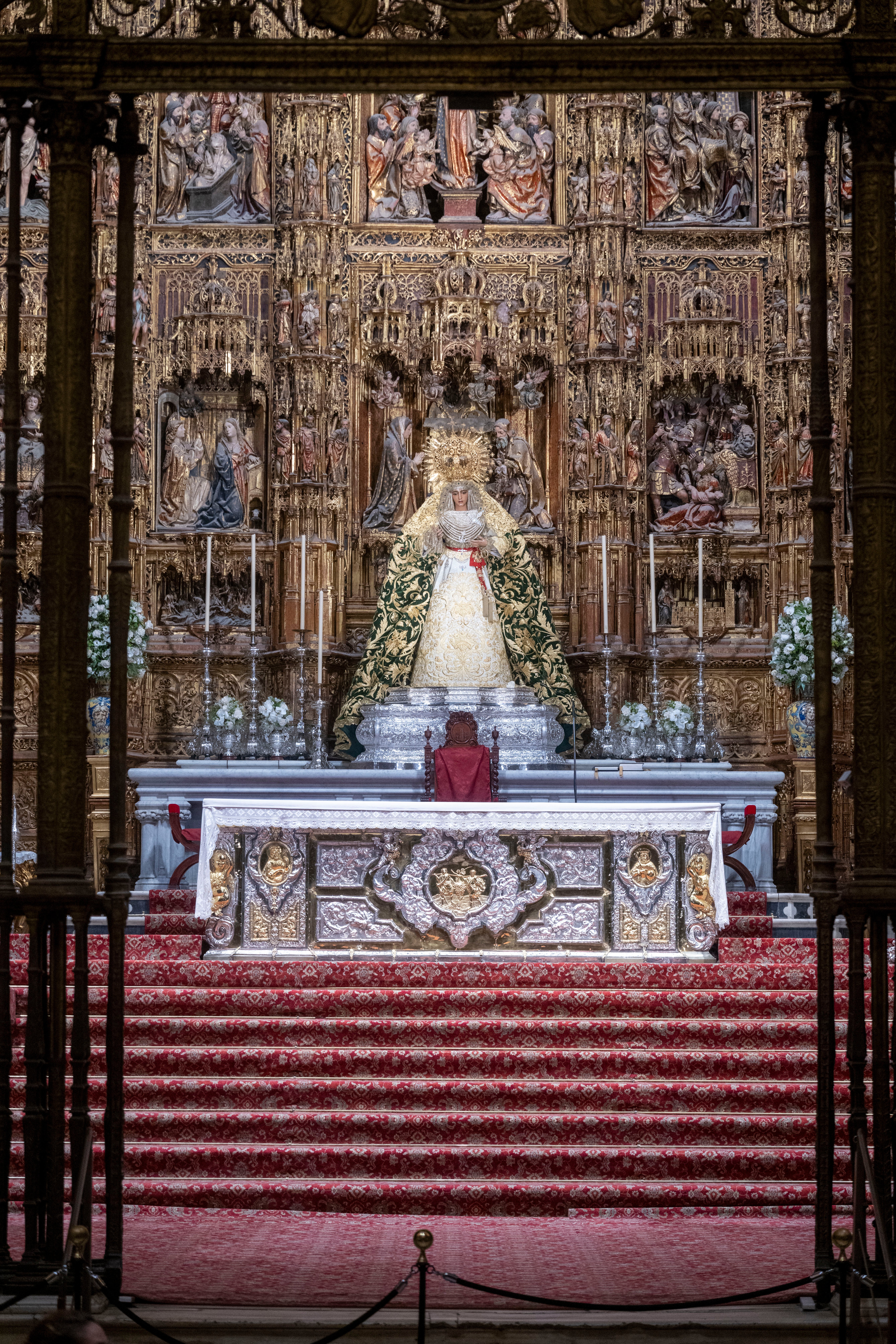 La Esperanza en el retablo mayor de la Catedral