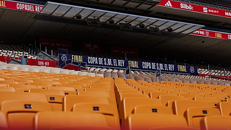 Las gradas del estadio de la Cartuja, en la víspera de la última final copera entre Barcelona y Real Madrid