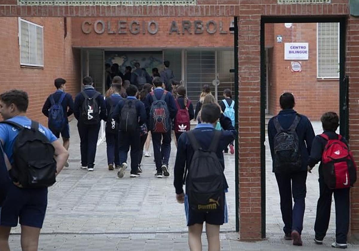 Imagen de la entrada de un colegio en Sevilla