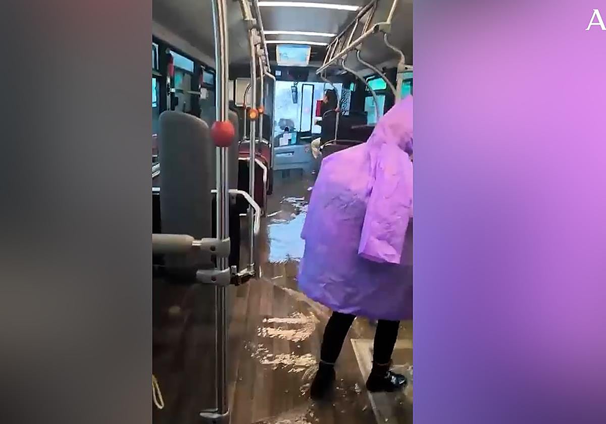 Algunos pasajeros que usaron los autobuses en la jornada de hoy