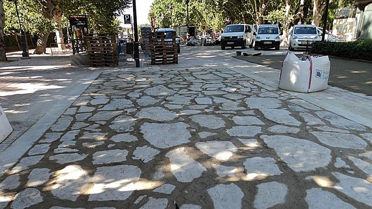Imagen de la obra de la «puesta en valor» de la calzada romana de los Jardines del Cristina, mediante la unión de las losas romanas con cemento. Imagen: Blog Culturadesevilla