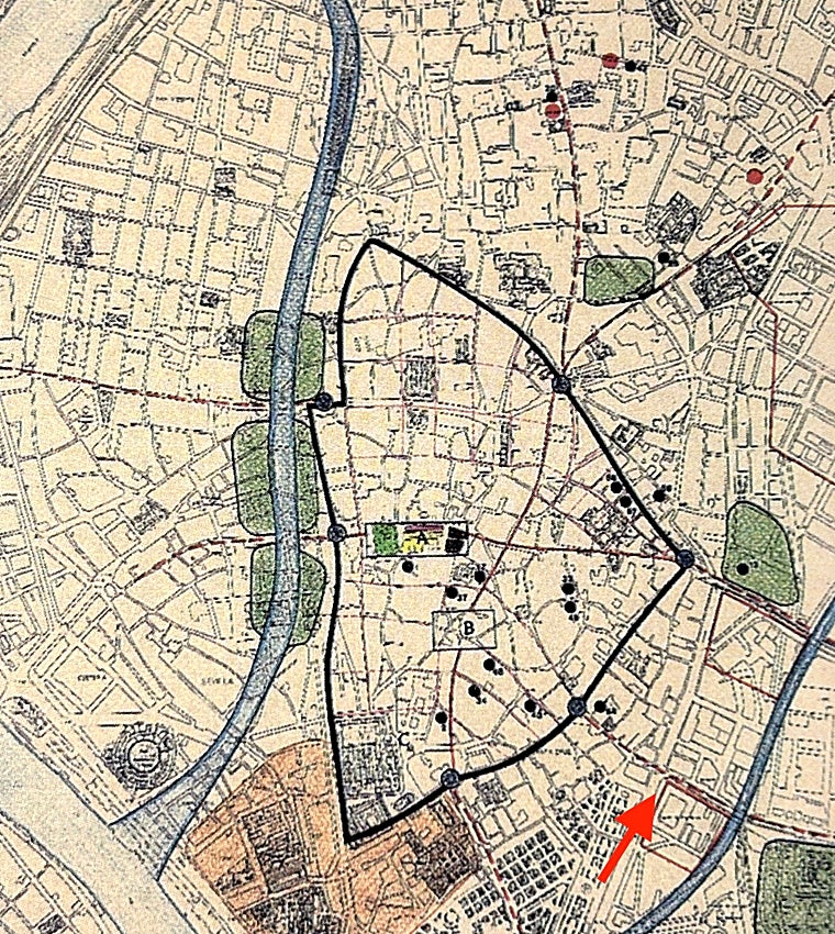 Planta y calzadas de la Sevilla imperial romana, según el trazado hipotético del profesor Juan Campos en 1993. Con flecha roja señalada la posible calzada de Eduardo Dato. Imagen: libro «Sevilla Arqueológica»