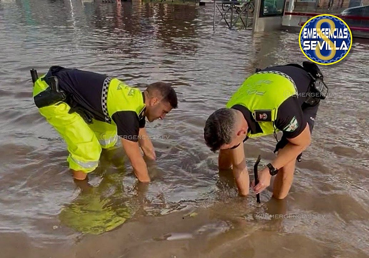 Dos policías locales intervienen entre el temporal del pasado miércoles en Sevilla
