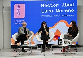 Héctor Abad Faciolince y Lara Moreno reflexionan sobre el miedo y la memoria en la Feria del Libro de Sevilla