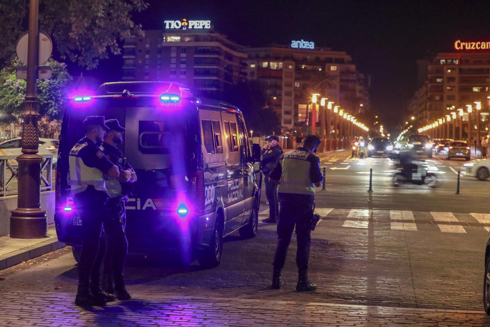Un furgón y de fondo, el Puente de San Telmo