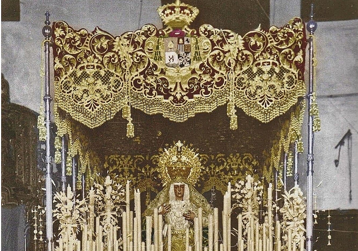 El palio rojo de la Macarena