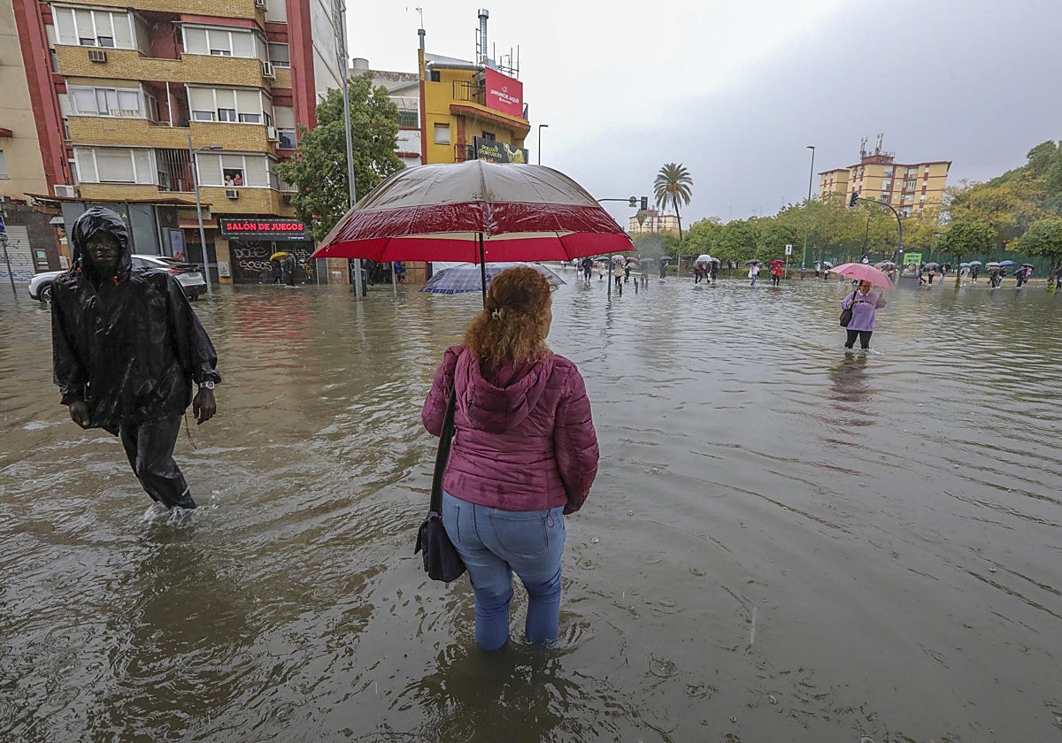 Las lluvias anegaron gran parte de la ciudad, entre ellas la Ronda del Tamarguillo