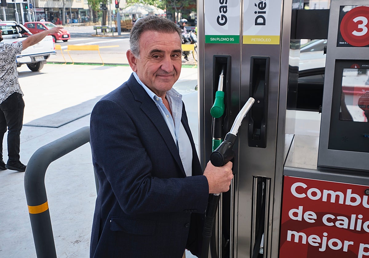 Juan Carlos Santiago en uno de los surtidores de su red de gasolineras
