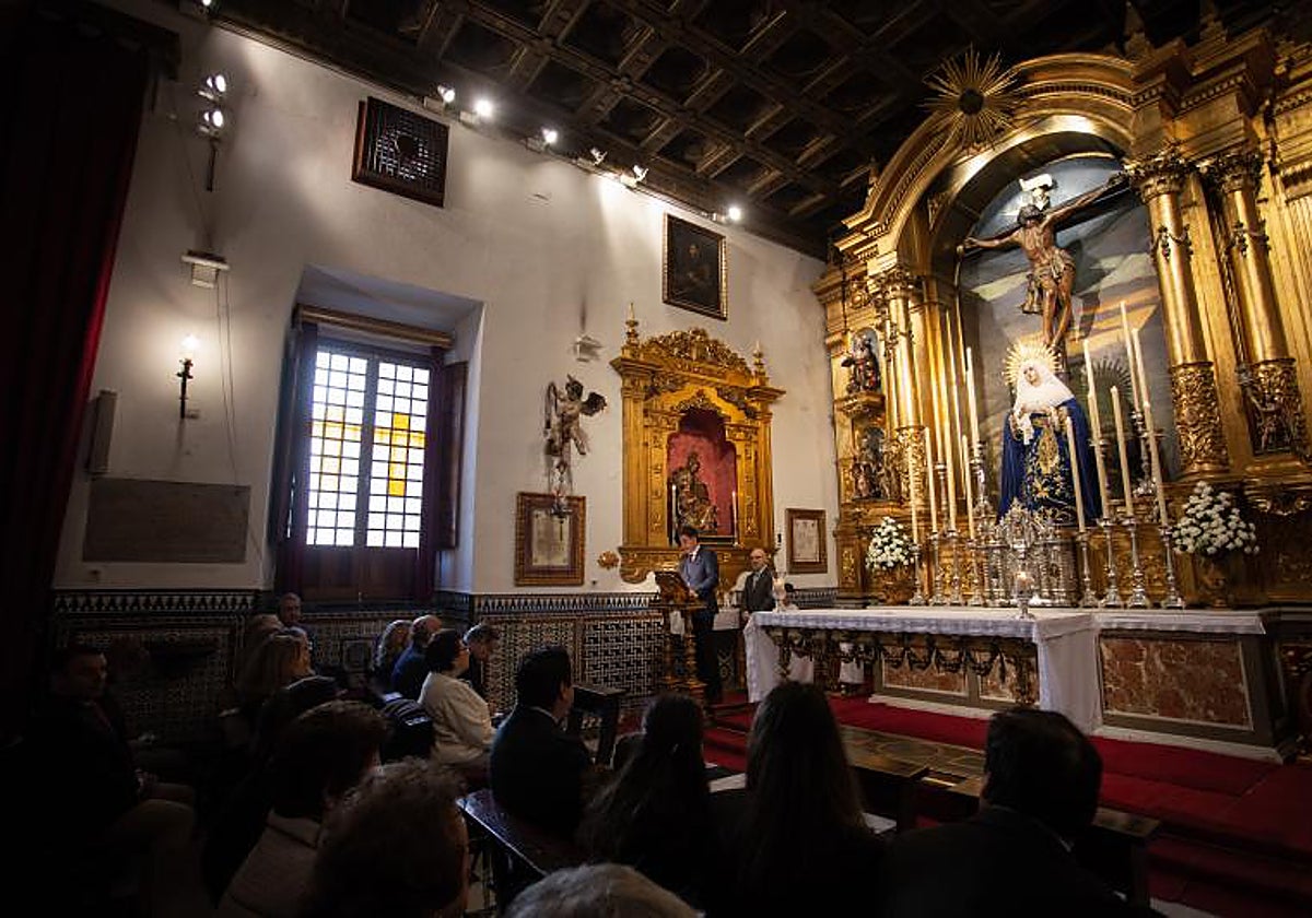 Vista general del retablo mayor de la capilla del Museo y la fachada que da a la plaza
