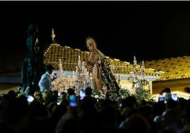 'Churumbelerías'a la Esperanza de Triana en la procesión extraordinaria