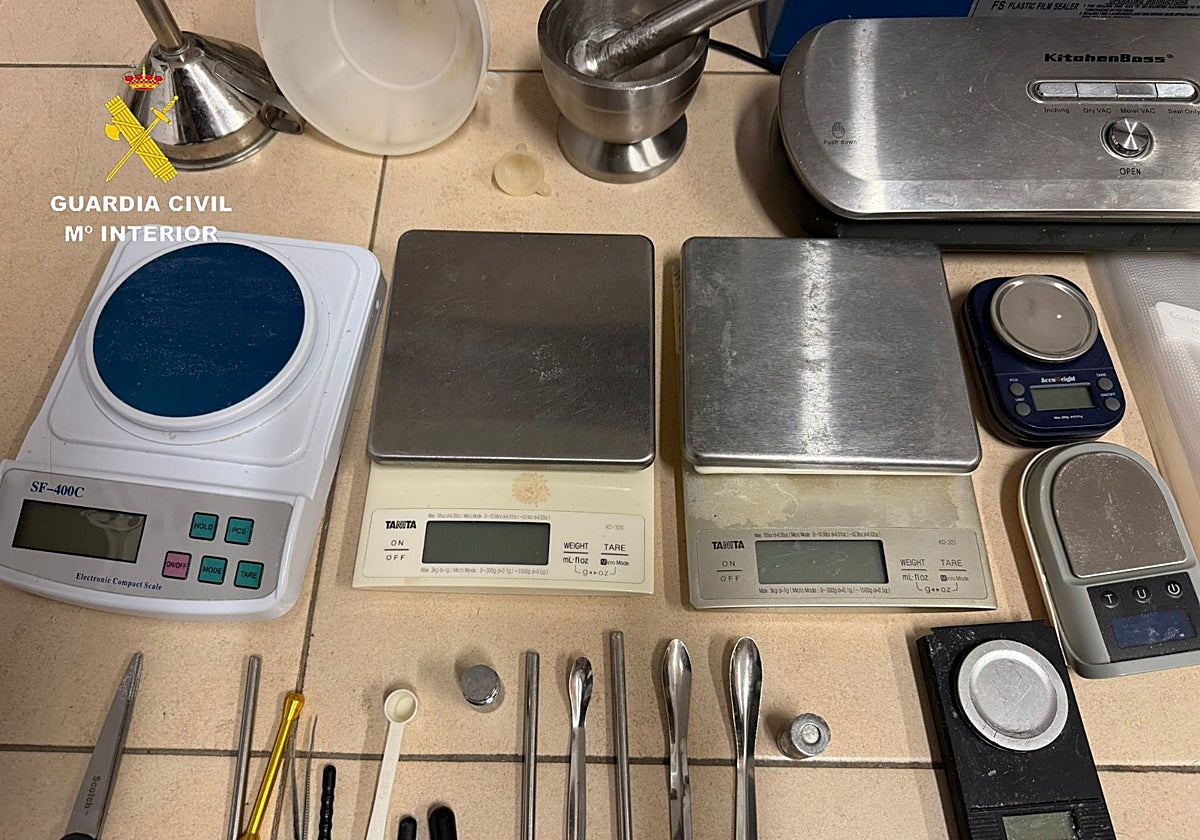 Las cuatro básculas de precisión incautadas por la Guardia Civil