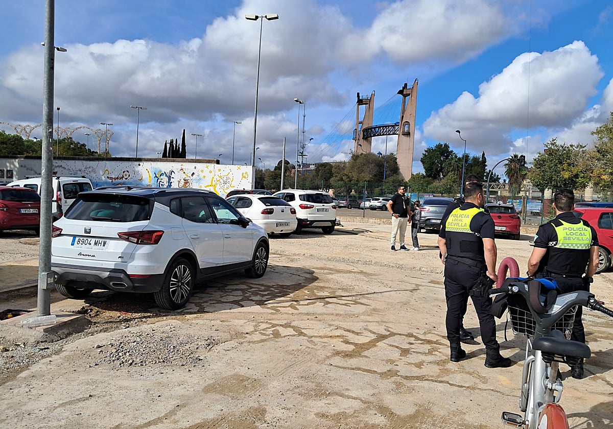 Agentes de la Policía Local, este pasado domingo en la glorieta frente a Isla Mágica