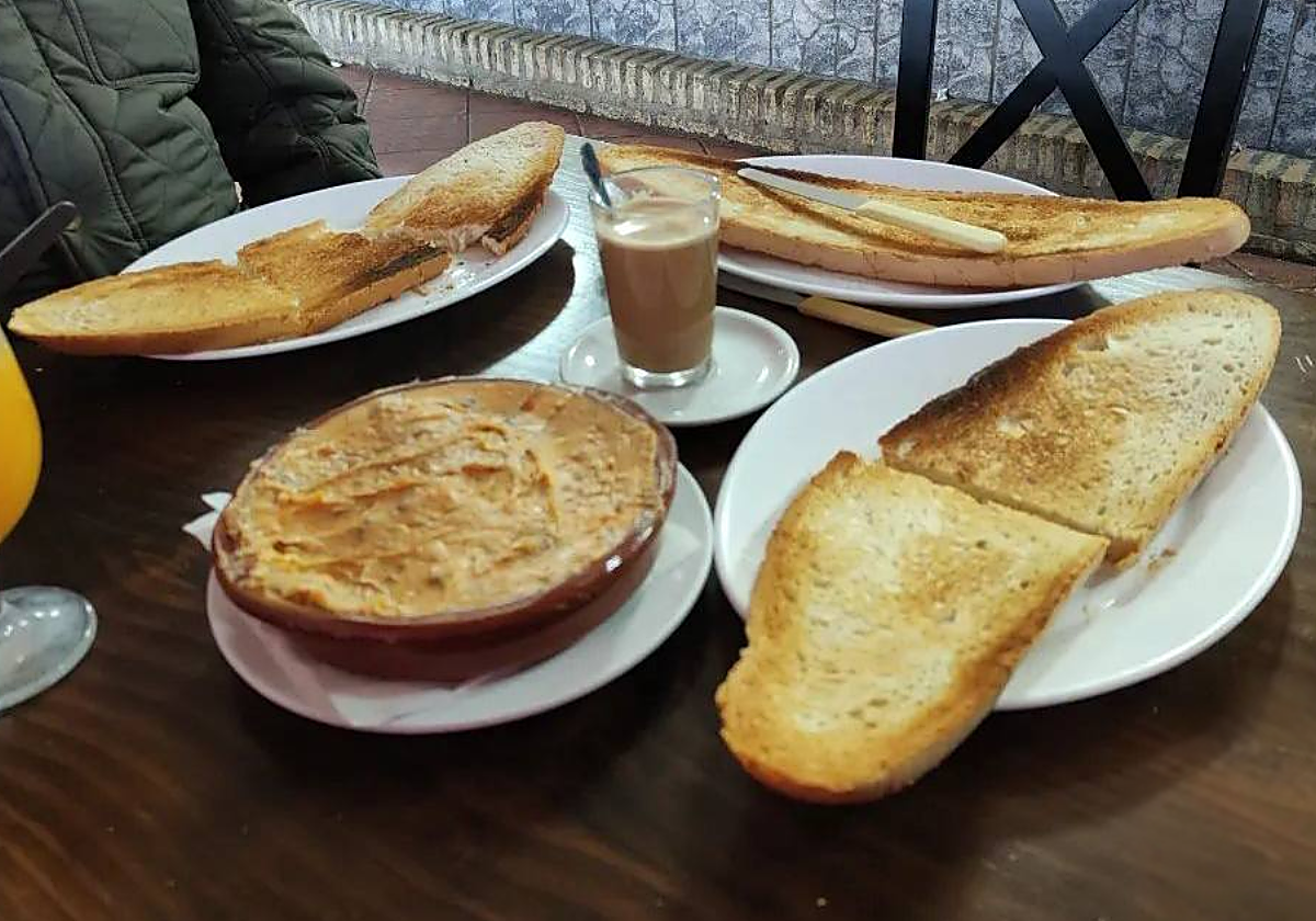 Tostadas gigantes con manteca casera en una venta de Sevilla
