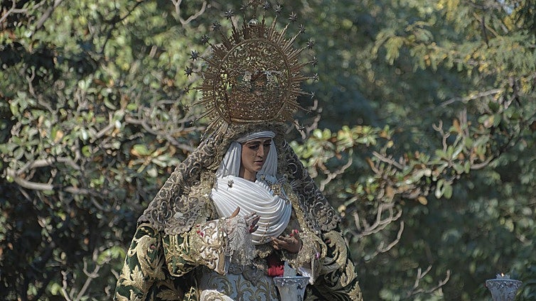 Los guiños de la Esperanza de Triana a la Macarena durante la Misión al Polígono Sur
