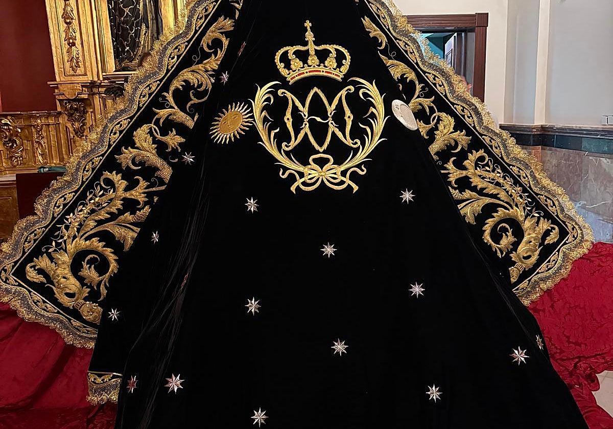 Manto negro de la Esperanza de Triana