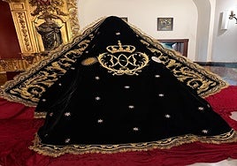 'Paquili' restaura y enriquece el manto negro de la Esperanza de Triana