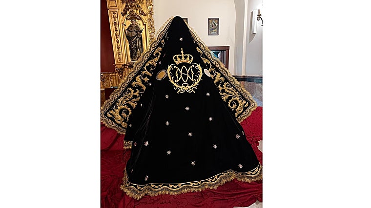 Restauración y enriquecimiento del manto negro de la Esperanza de Triana