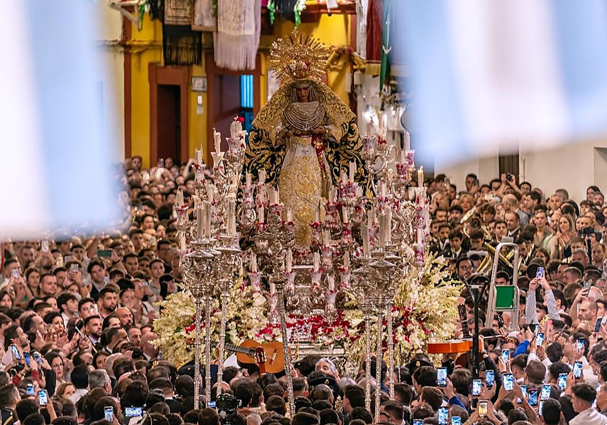 Dos guitarras alcanzan el paso de Gloria de la Esperanza de Triana en su salida extraordinaria que puso el broche a la misión