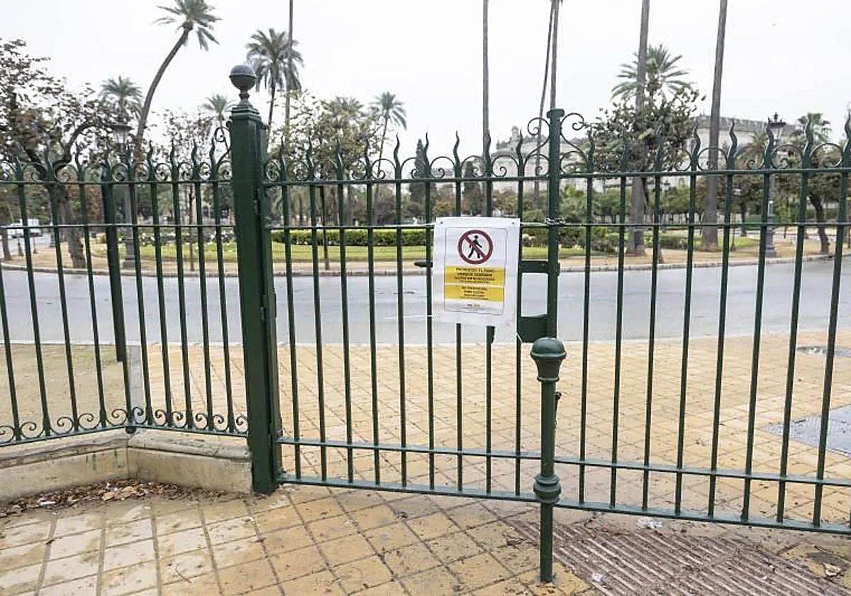 Puerta del parque de María Luisa cerrada en una borrasca pasada