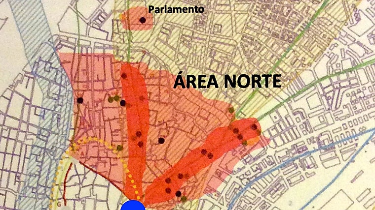 Vías romanas señaladas en rojo oscuro y en verde sobre el parcelario actual. En círculos negro los hallazgos de necrópolis romanas extramuros. El punto azul debió corresponder a la desaparecida puerta norte, en la actual Santa Catalina
