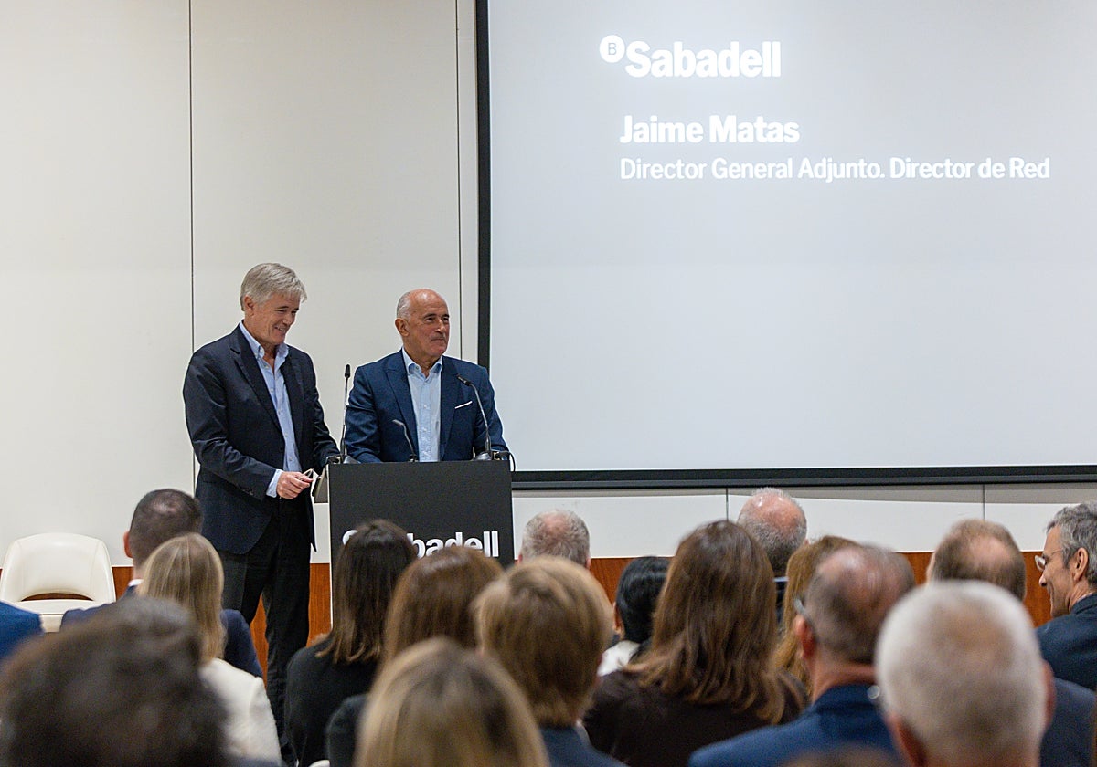 Juan Krauel, director territorial Sur , y Jaime Matas, director general adjunto del Sabadell durante la jornada en Málaga
