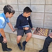 Alumnos de Altair jugando al ajedrez