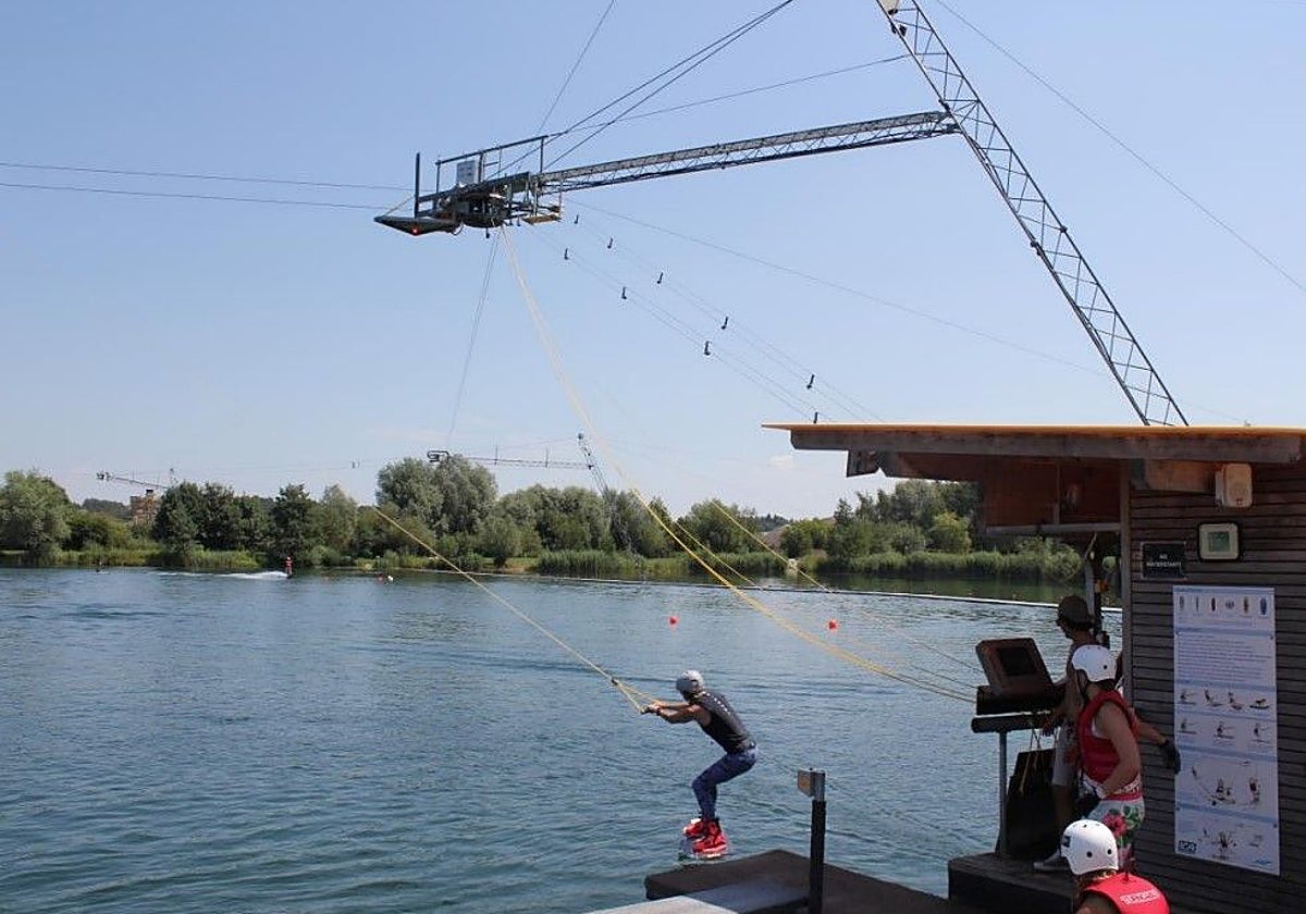 Imagen de una instalación de cable esquí