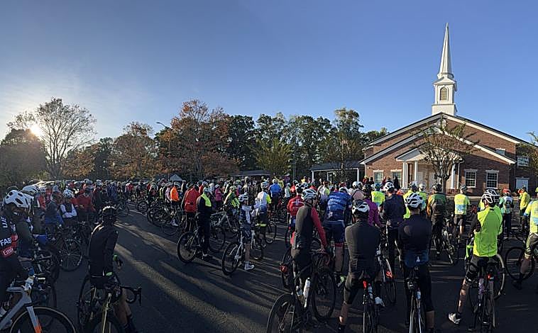 Imagen principal - Un sevillano muere atropellado en Estados Unidos y crean un crowdfunding para ayudar a sus cuatro hijos