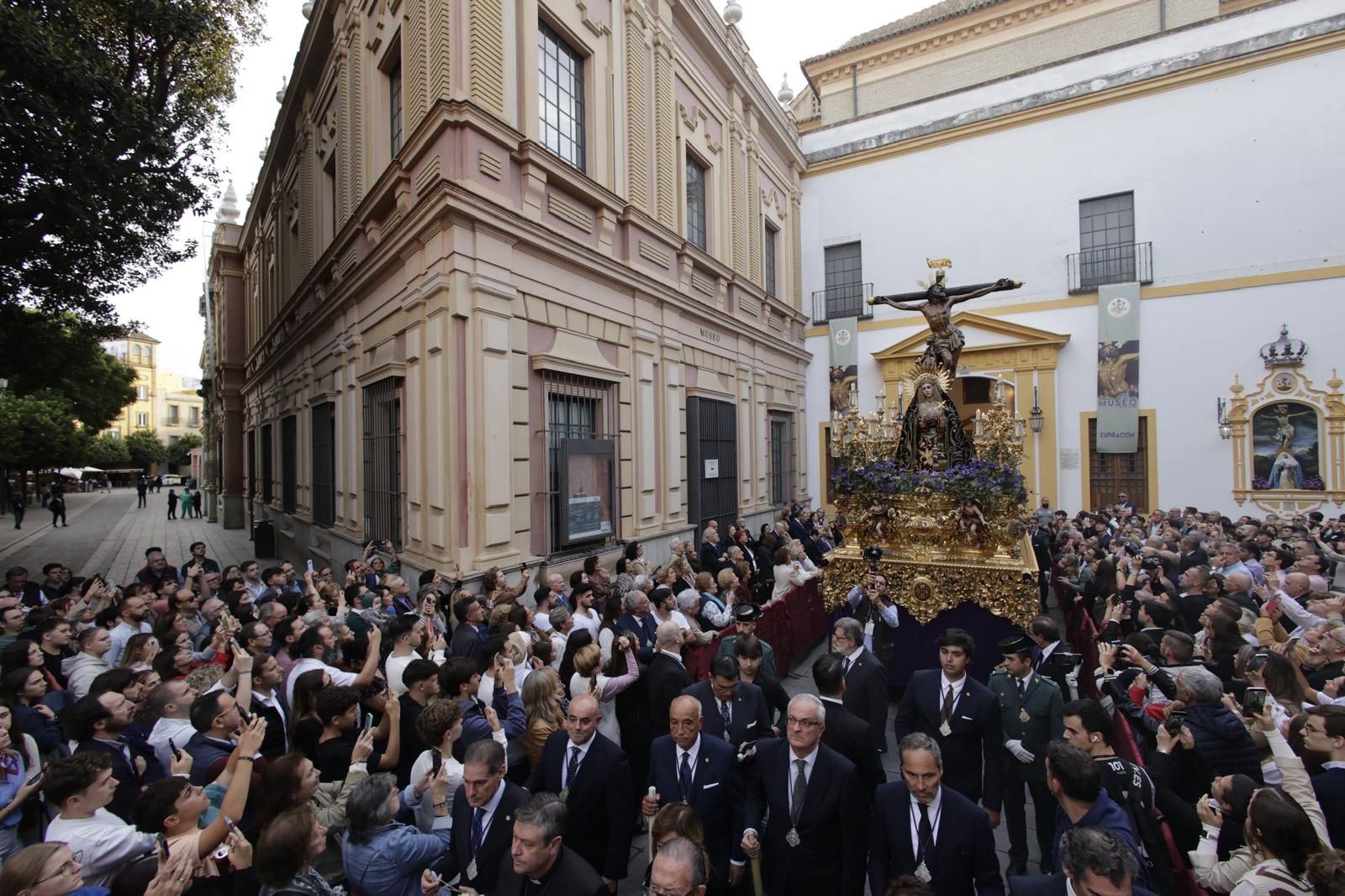 El traslado de la hermandad del Museo a la Catedral de Sevilla, en imágenes