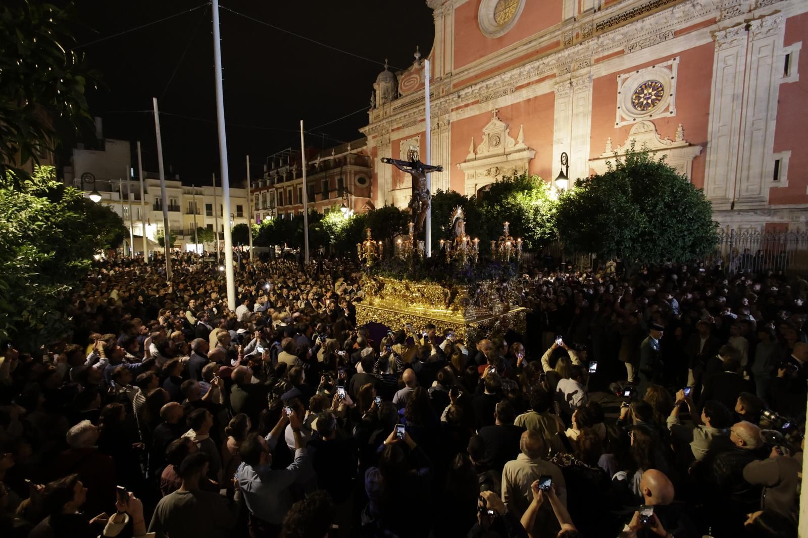 El traslado de la hermandad del Museo a la Catedral de Sevilla, en imágenes