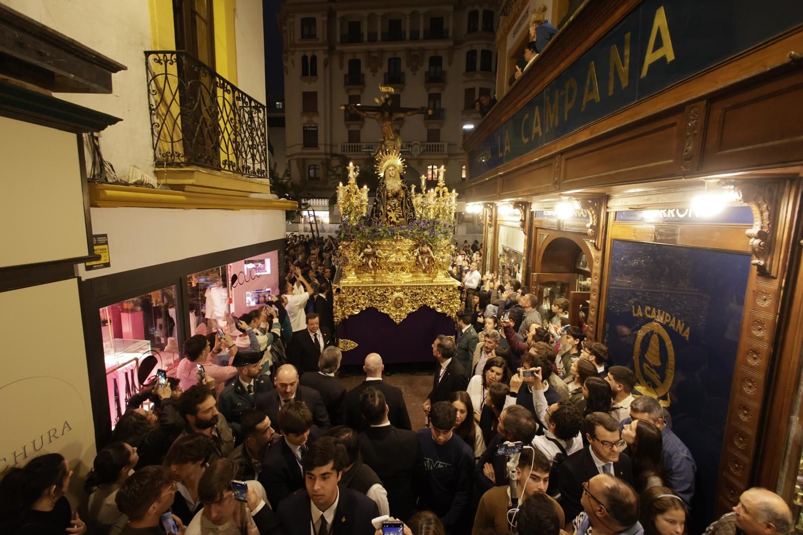 El traslado de la hermandad del Museo a la Catedral de Sevilla, en imágenes