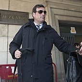 Una imagen de archivo de Rafael Pineda, con gafas de sol, saliendo de los juzgados en 2014