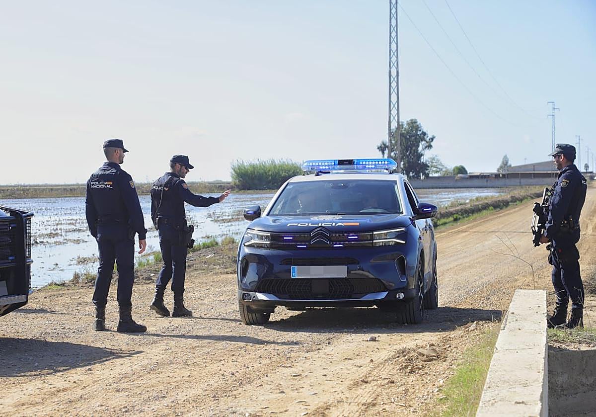 Imagen del despliegue policial en Isla Mayor