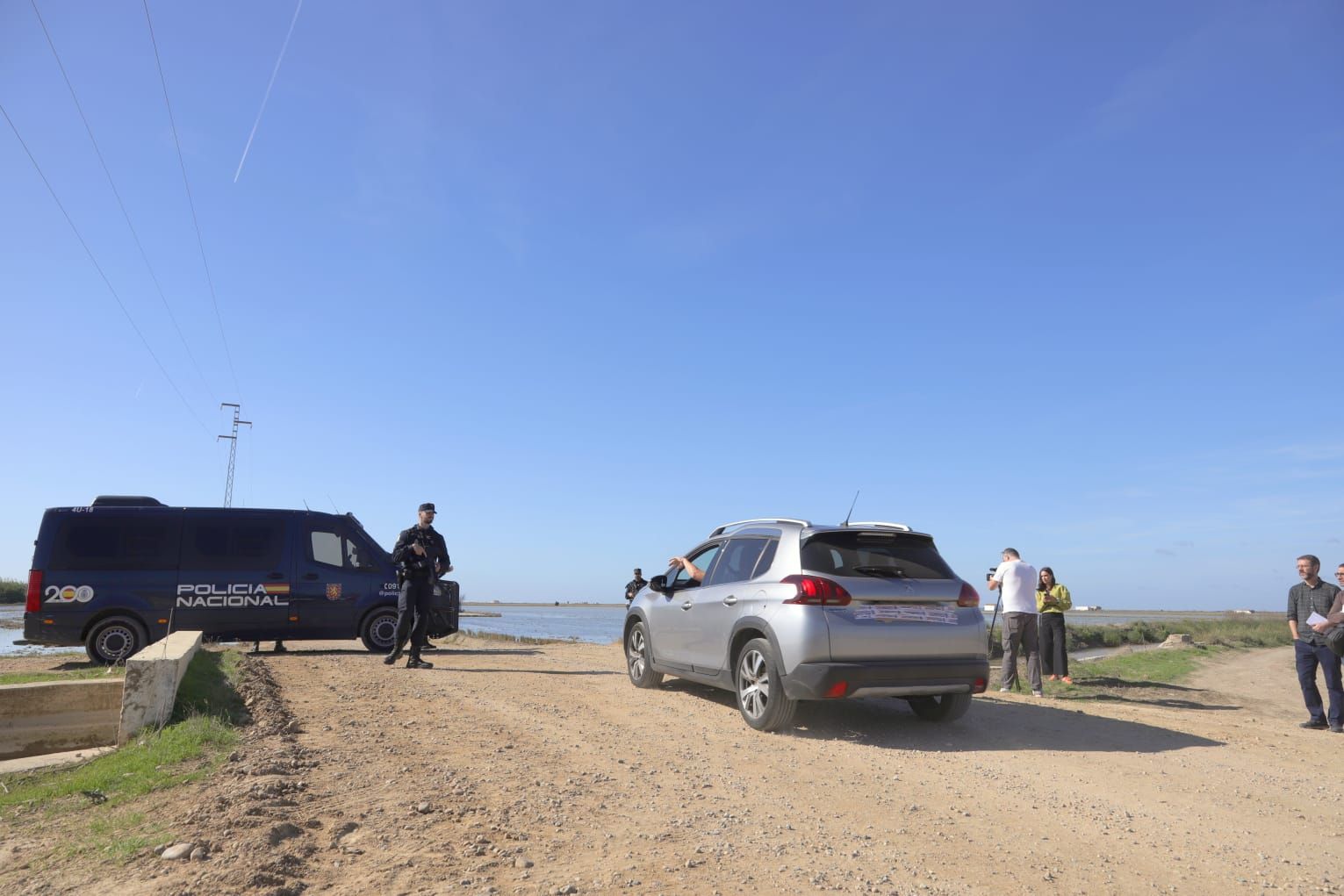 Las imágenes del dispositivo en Isla Mayor para localizar al autor de los disparos a un policía nacional