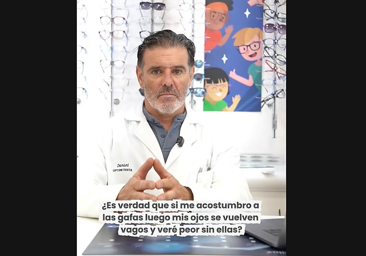 Daniel, óptico-optometrista de Óptica Escalona