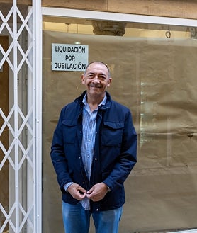 Imagen secundaria 2 - Arriba, un hombre observa la vitrina de la tienda de disfraces Pichardo, en la plaza Fernando de Herrera; abajo, a la izquierda, la cristalera de Cuadro en Alcaicería de la Loza, vía en la que también ha echado el cierre la tienda de complementos de Antonio Hierro, a la derecha 