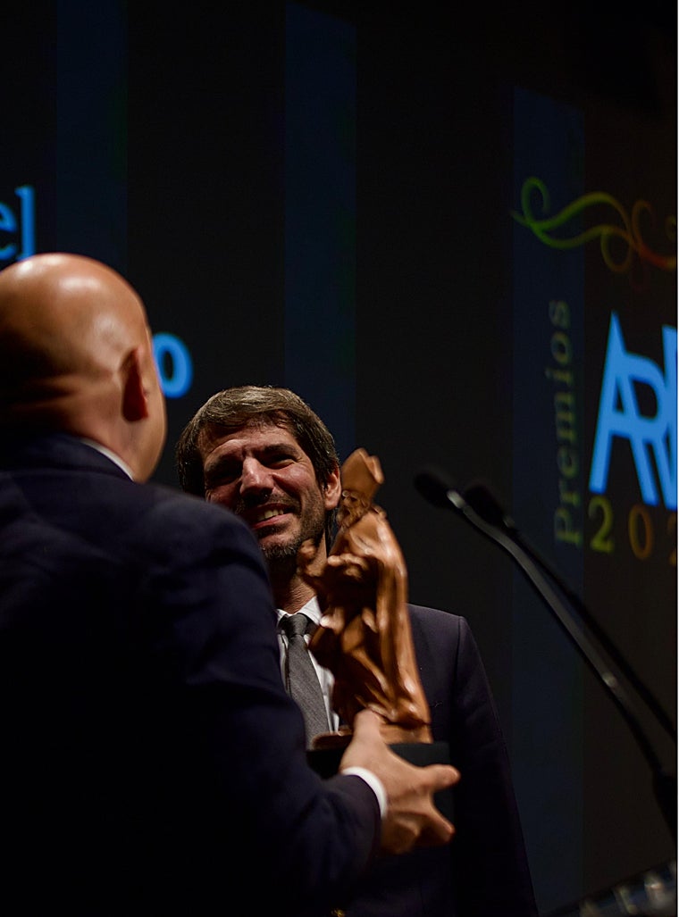 Paquili le entregó a Urtasum el barro de un San Isidoro obra de José María Leal