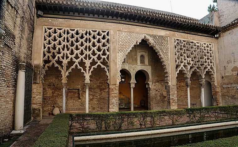 Imagen principal - El patio del Yeso, vencido y lleno de grietas; y la cocina del Maestre, apuntalada por la ruina de la casa 10 del Patio de Bnaderas