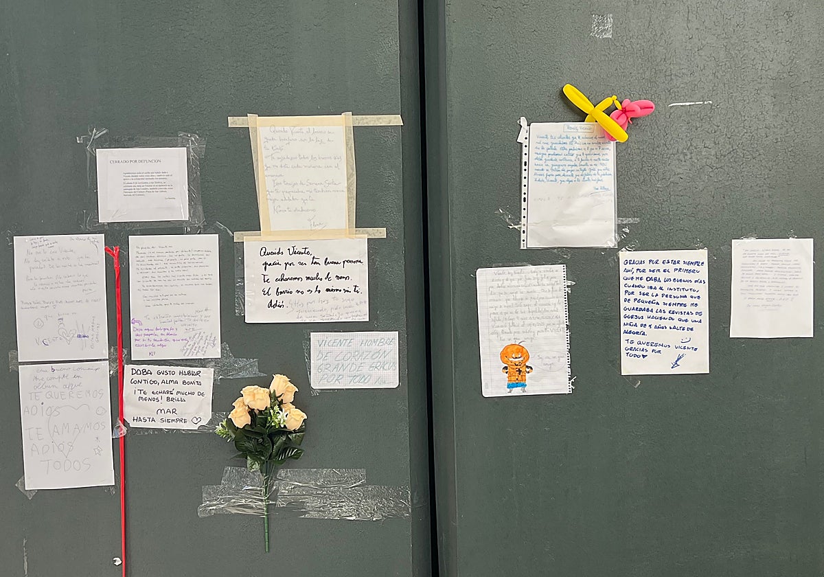 Cartas y flores en homenaje a Vicente en su quiosco