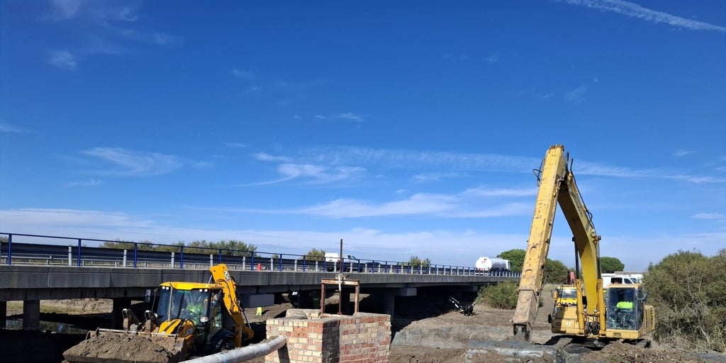 Limpian el arroyo de Las Pájaras para evitar inundaciones de la AP-4 en futuros temporales