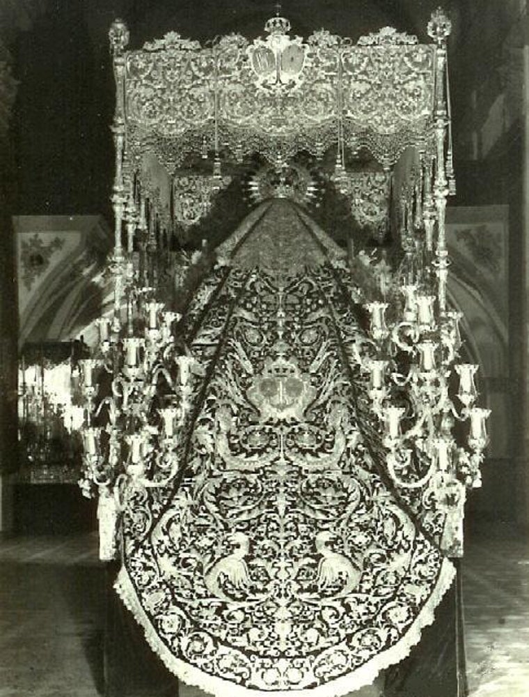 La Esperanza de Triana in the parish of San Jacinto. There is a cloak currently held by Our Lady of Peace in Ronda. Our Lady of the Star appears in the background on the left