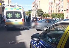 Un coche se pone en marcha solo y acaba atrapando a su dueño en Castilleja de la Cuesta